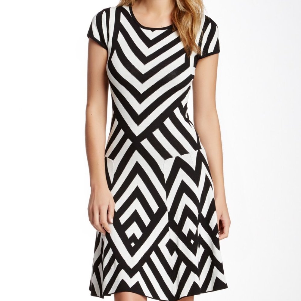 ECI Black White Geometric Knit Short Sleeve Dress